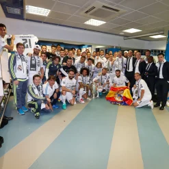 Pursuit 3 Vuelta Al Cole|Memorabilia*Pieza Vestuario Estadio Santiago Bernabéu – Madera Marrón