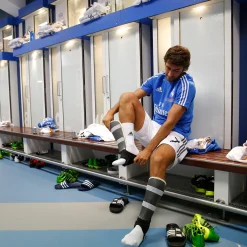 Pursuit 3 Vuelta Al Cole|Memorabilia*Pieza Vestuario Estadio Santiago Bernabéu – Madera Marrón