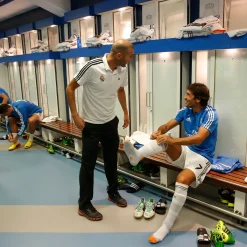 Pursuit 3 Vuelta Al Cole|Memorabilia*Pieza Vestuario Estadio Santiago Bernabéu – Madera Marrón